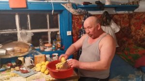 Проверка таёжных снастей на соболя. Жарим драники в зимовье. Отдых по-сибирски.