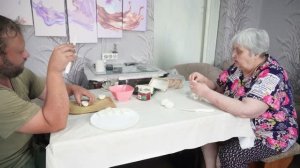 Мама и сын готовят вместе МАСТЕРА ВЫСОКОЙ КУХНИ В ДЕЛЕ подвал ильича АППЕТИТНАЯ КУЛИНАРИЯ еда