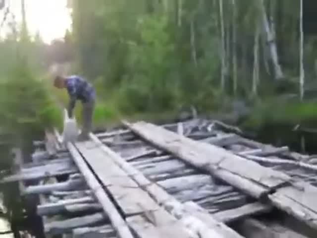 Остановились по дороге на рыбалку покидать.Леха ищет дырку в мосту. смотреть онлайн