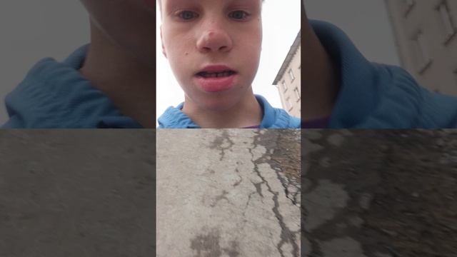 Бабушка незаконно использует песок и землю, хотя это необходимо для строительства дома. Это неправил