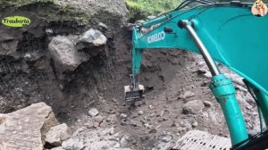 Строительство, экскаватор копает песок