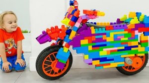 Крис катается на игрушечном мотоцикле и играет с игрушками - Коллекция видео для детей