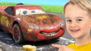 Дети реставрируют игрушечную машинку Молния Маккуин