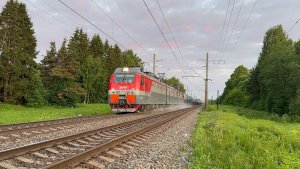 «Напесочил!» Электровоз «Дончак» 3ЭС4К-057 с грузовым поездом у Тихвина, июнь 2026 года