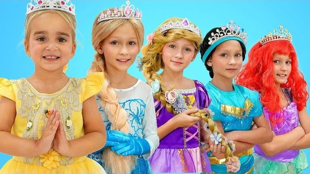 Маленькая девочка превращается в принцессу с помощью волшебной короны из торгового автомата! смотреть онлайн