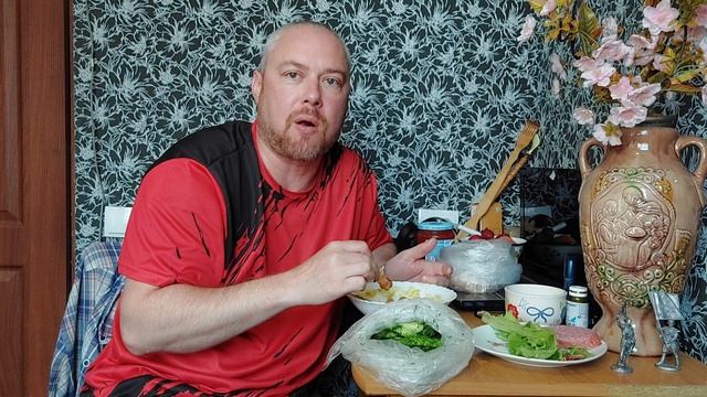 Мукбанг. Гороховый суп с сухариками, огурцы солёные, зелень и фрукты. Еда на камеру. смотреть онлайн