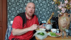 Мукбанг. Гороховый суп с сухариками, огурцы солёные, зелень и фрукты. Еда на камеру.