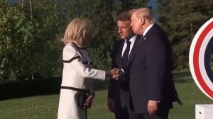 Трамп более 10 секунд жал руку жене Макрона перед саммитом G7