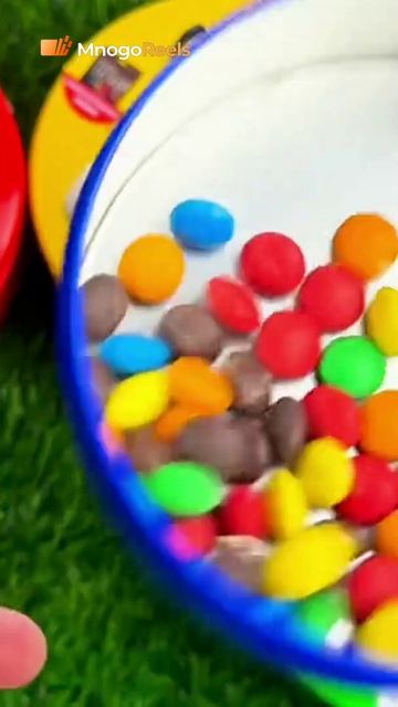 Синяя банка M&M's: оранжевый сюрприз внутри