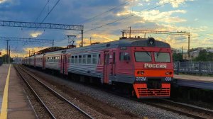 ЭТ2М 050 «Россия» сообщением Санкт-Петербург Балтийский вокзал - Красное Село на станции Лигово.