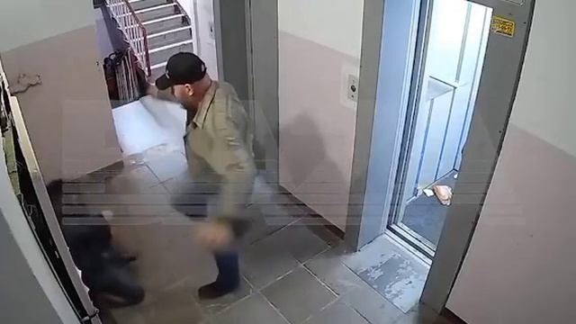 Жестокое избиение 14-летнего подростка устроил житель Владивостока из-за неправильного» входа в лифт смотреть онлайн