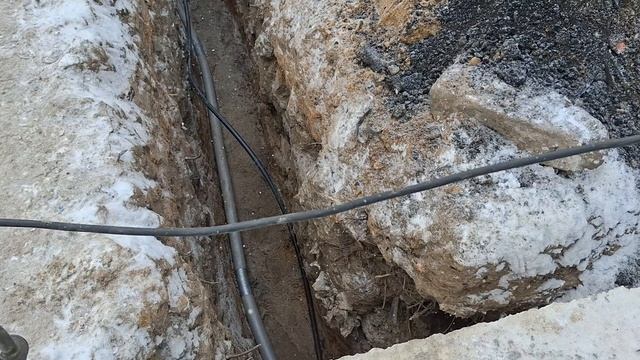 Прокладка водопровода от скважины: песчаная подушка и энергофлекс (4 этап)