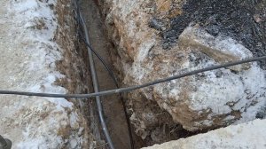 Прокладка водопровода от скважины: песчаная подушка и энергофлекс (4 этап)