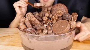 Мукбанг мороженое, шоколадное печенье, шоколадные шарики в молоке