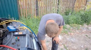 Дима показал весь процесс заправки кондиционера в машине.