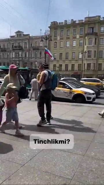 Узбекский блогер провёл в Петербурге социальный эксперимент, прикрепив к рюкзаку надпись смотреть онлайн
