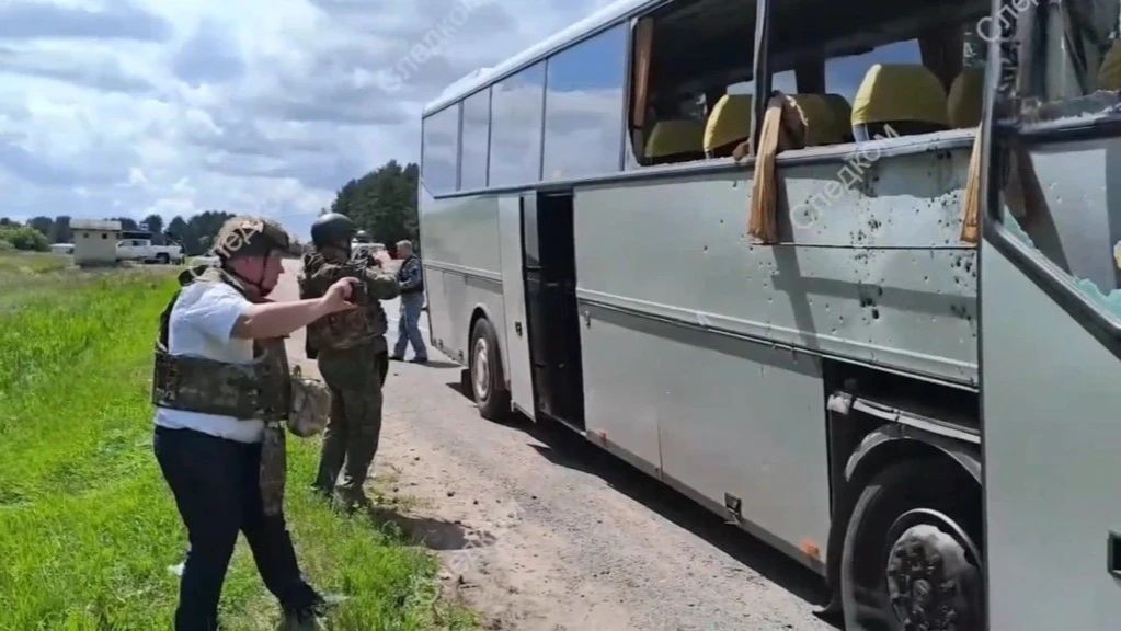 Следователи СК России обследовали место теракта ВСУ в Брянской области смотреть онлайн
