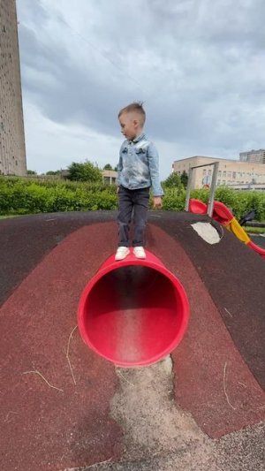 Никита выбирает: Тоннель или горка?