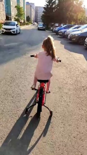 Ангелина учиться кататься на велосипеде