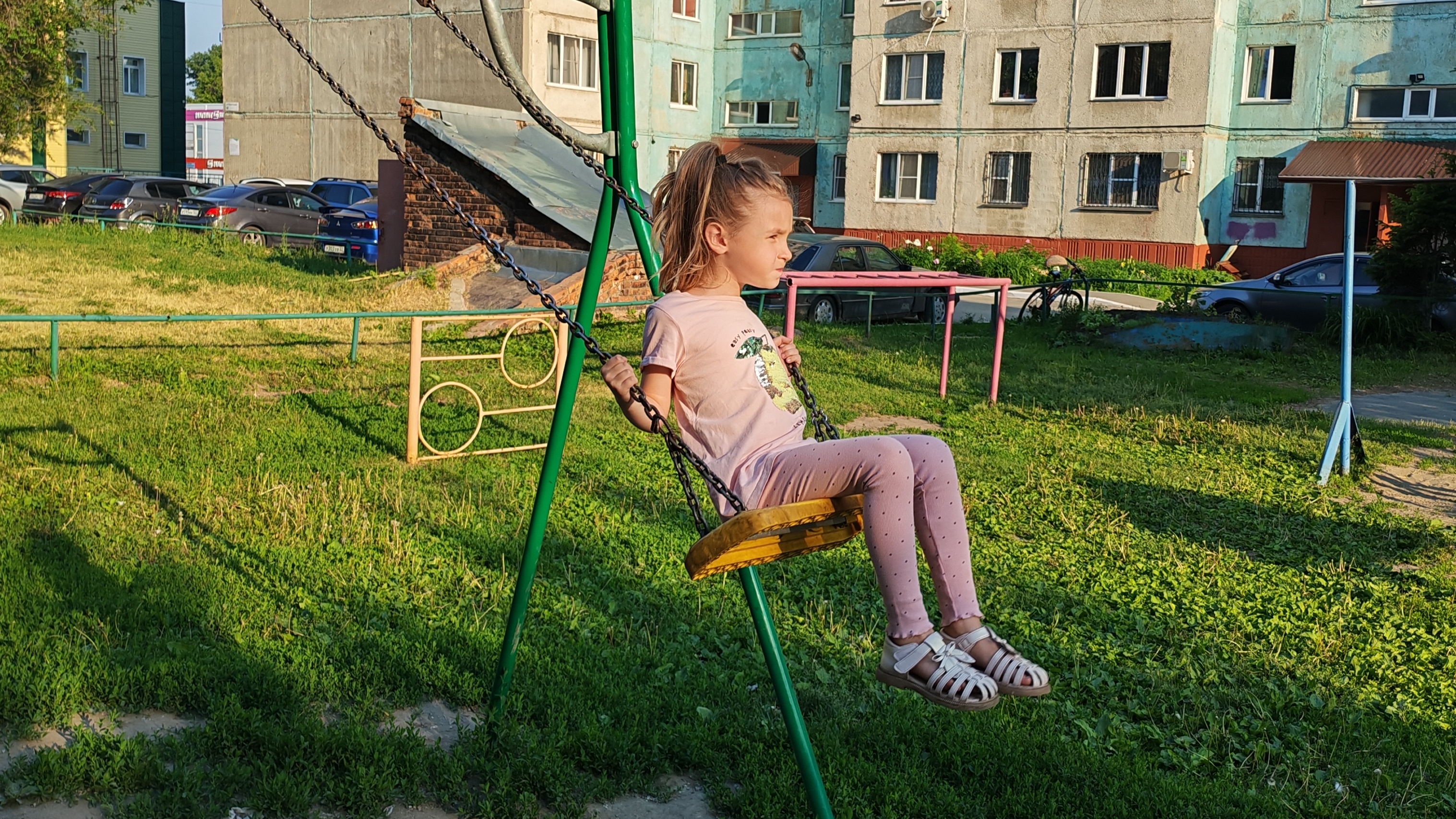 Ангелина катается на качели