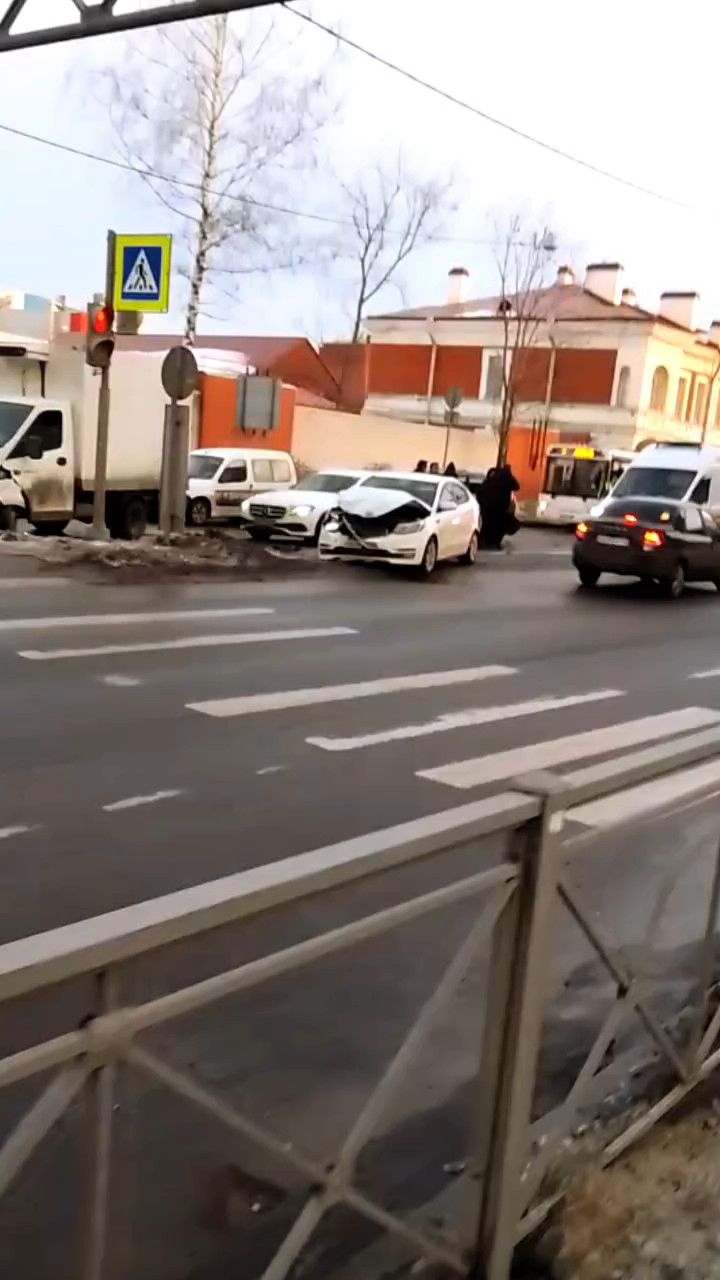 Крупная авария в Санкт-Петербурге из нескольких машин.