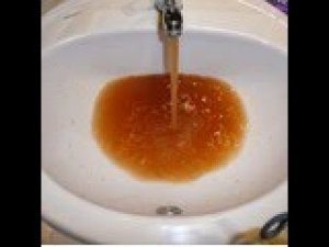 РЖАВАЯ ВОДА ИЗ КРАНА В МОСКВЕ!!!!!! ЕДРО _ ХУЙЛО!