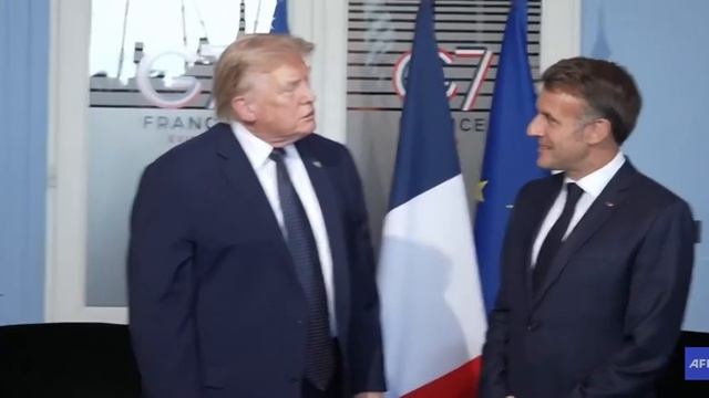 Трамп приветствует Макрона самым презрительным рукопожатием в американской/французской истории. смотреть онлайн