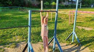 Ангелина на турнике на площадке