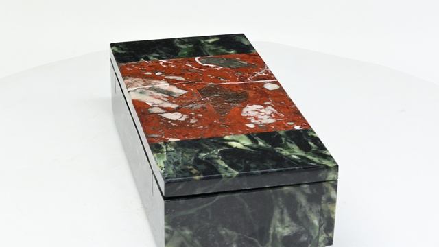 Ларец из змеевика с креноидом 