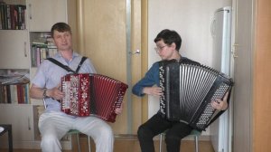 «Эскадрон казачий». Исп. Андрей (баян) и Дмитрий (вокал, гармонь) Ананьевы. Новосибирск 11.06.26