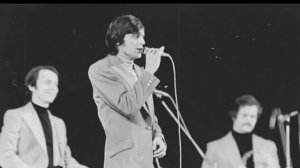 ВИА «Пламя» - «Снег кружится», вокал: Юрий Петерсон (запись 1981 года).