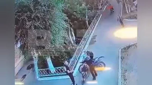 Пенсионерка бросилась под колеса байкера-подростка, чтобы подставить мотоциклистов смотреть онлайн