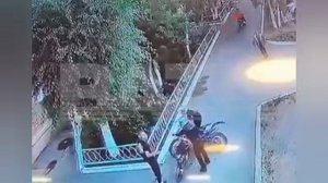 Пенсионерка бросилась под колеса байкера-подростка, чтобы подставить мотоциклистов