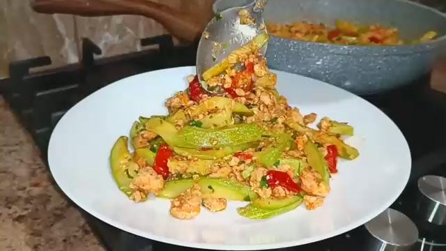 Кабачки с куриным фаршем.