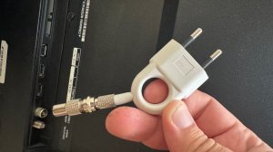 Подключил к розетке… и поймал ТВ! Антенна из вилки ⚡