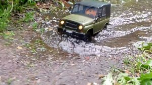 Уаз Хантер в лесу но качество подводит. уаз на радиоуправлении.