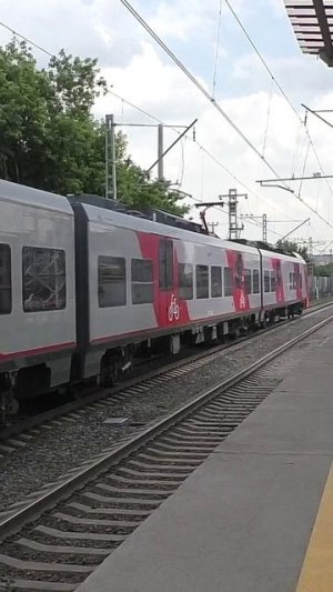 Электропоезд ЭС2Г-109 (ТЧ-96) следует по часовой стрелке.