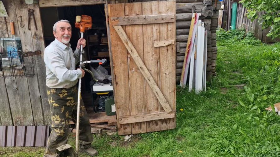 ЛЁШИК ВЕСЬ В ДЕЛАХ, А Я НЕ НАПРЯГАЮСЬ.