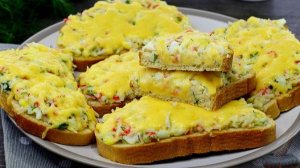 ГОРЯЧИЕ БУТЕРБРОДЫ С КРАБОВЫМИ ПАЛОЧКАМИ, СЫРОМ И ЯЙЦОМ