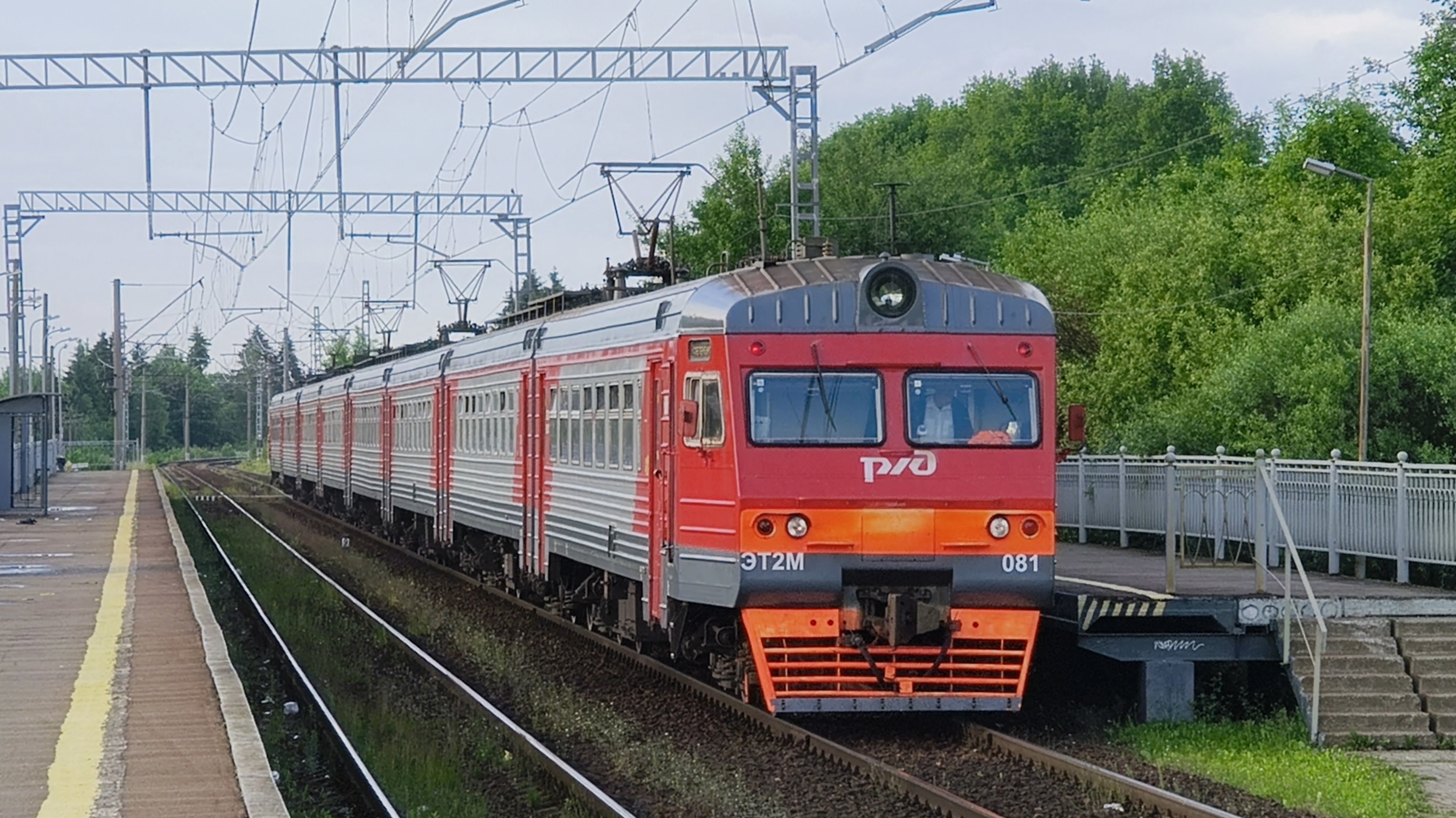 ЭТ2М 074 и ЭТ2М 081 встретились на перегоне Горелово - Красное Село. Платформа Скачки смотреть онлайн