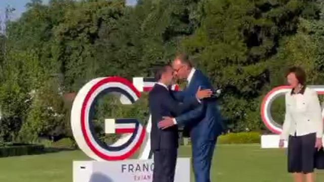 Макрон снова зажег под «Капибару»: российский хит на G7 второй год подряд. смотреть онлайн