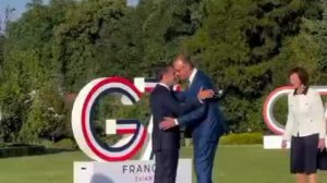 Макрон снова зажег под «Капибару»: российский хит на G7 второй год подряд.