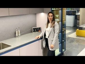 Кухня в современном стиле с пеналом из стекла и led подсветкой.