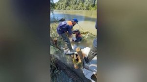 В Крымском районе проран дамбы начали закладывать мешками с песком и бревнами