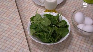 Утреннее меню. Готовим омлет со шпинатом, помидором и сыром