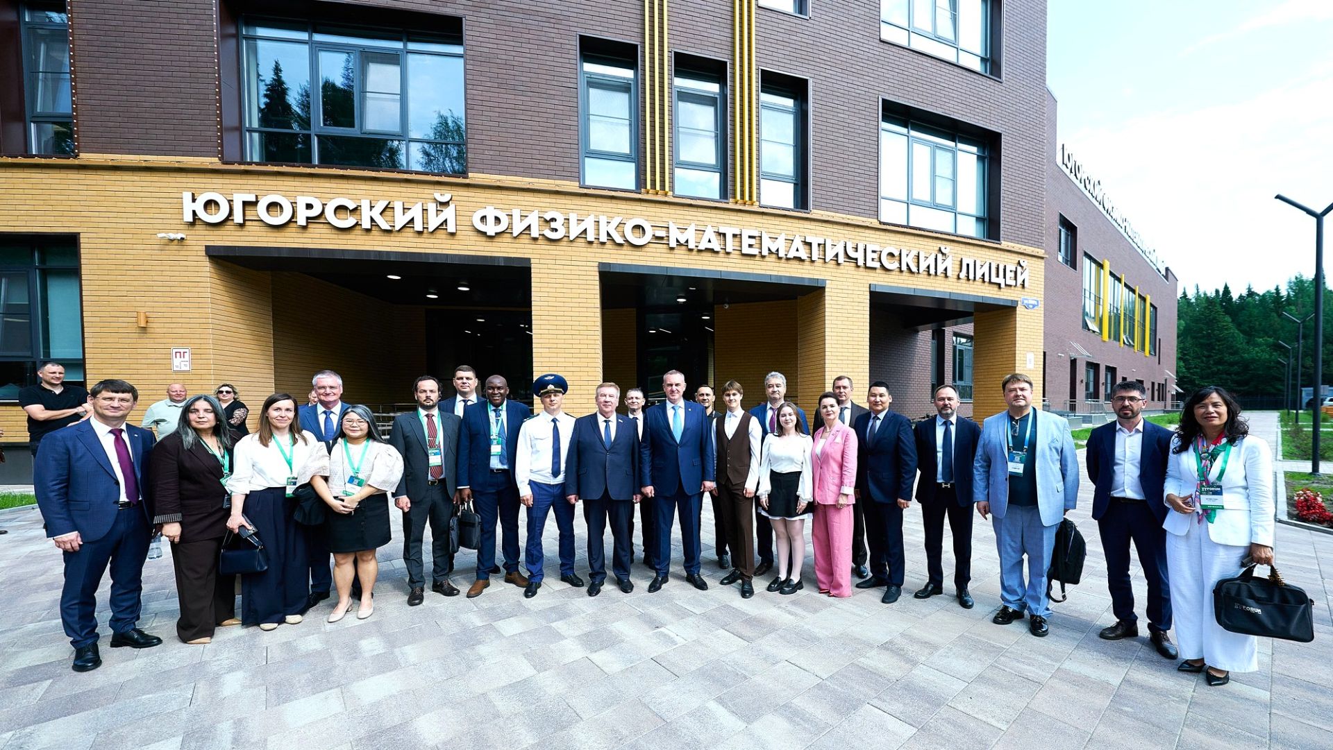 Новое здание Югорского физико‑математического лицея открыли на IT-форуме в Ханты-Мансийске