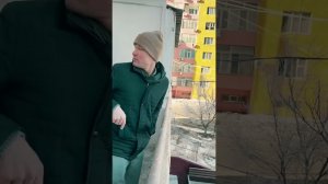 Расплевал весь лифт и выкинул мусор в подъезде