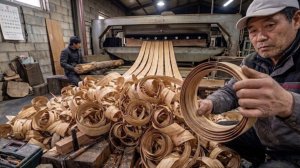 Процесс производства одноразовых тарелок и трубочек из нарезанной древесины.
