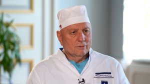 Спас тысячи жизней: легендарному хирургу Анзору Хубутии — 80 лет