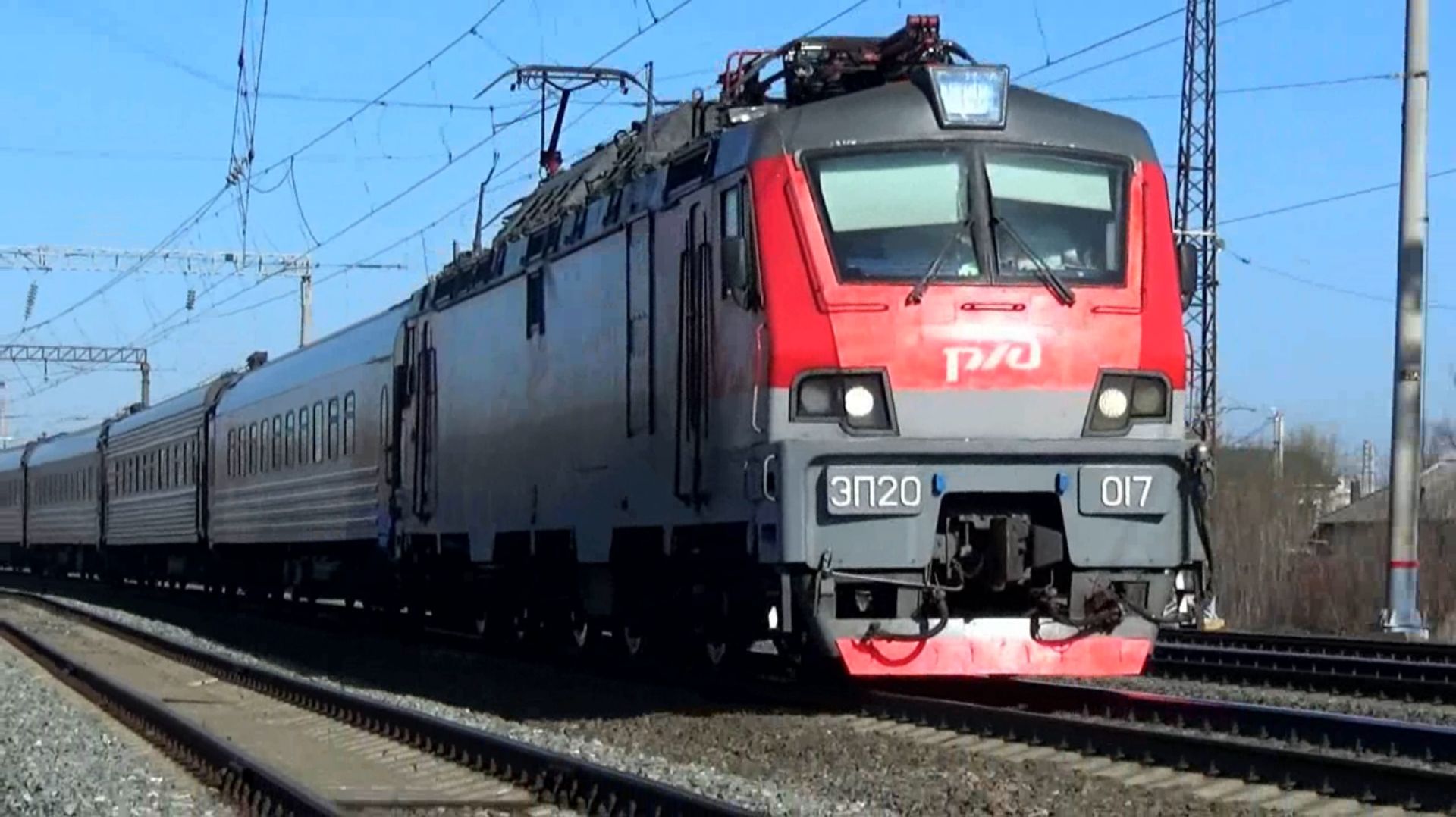 ЭП20-017 с пассажирским поездом и ЭС1-021 "Ласточка"